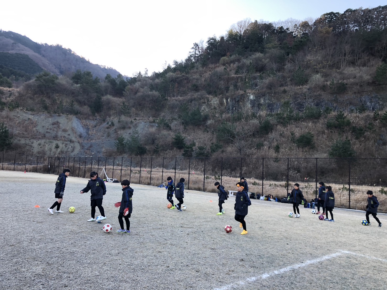 ボールタッチ重視の本格技術指導の様子